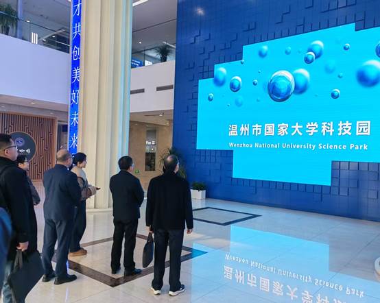 一群人站在建筑外面AI 生成的内容可能不正确。