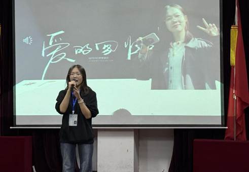 人站在黑板前AI 生成的内容可能不正确。